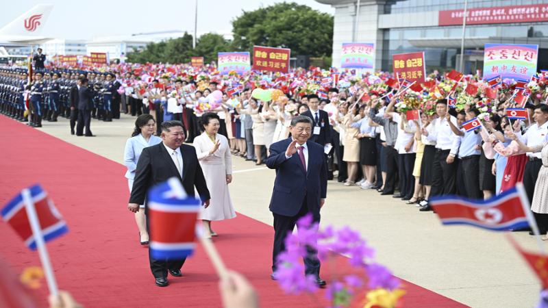 结束对朝鲜国事访问
习近平回到北京
离开前出席金正恩举行的欢送仪式