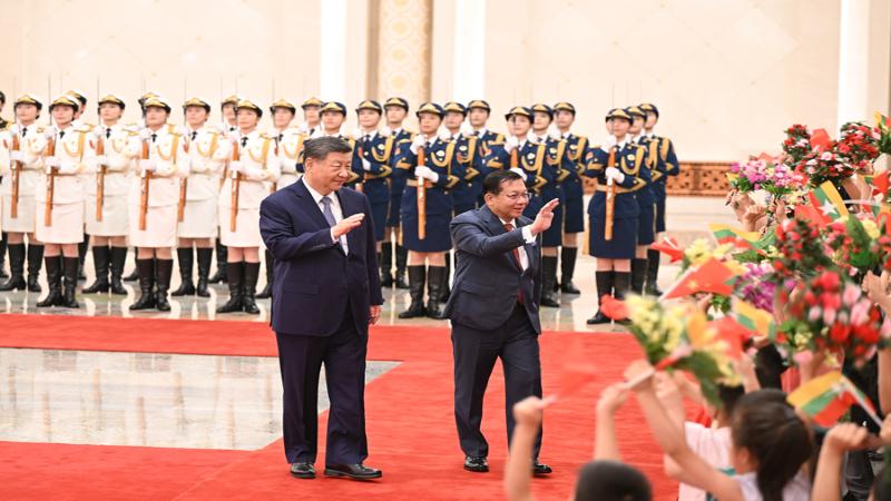 习近平同缅甸总统敏昂莱会谈